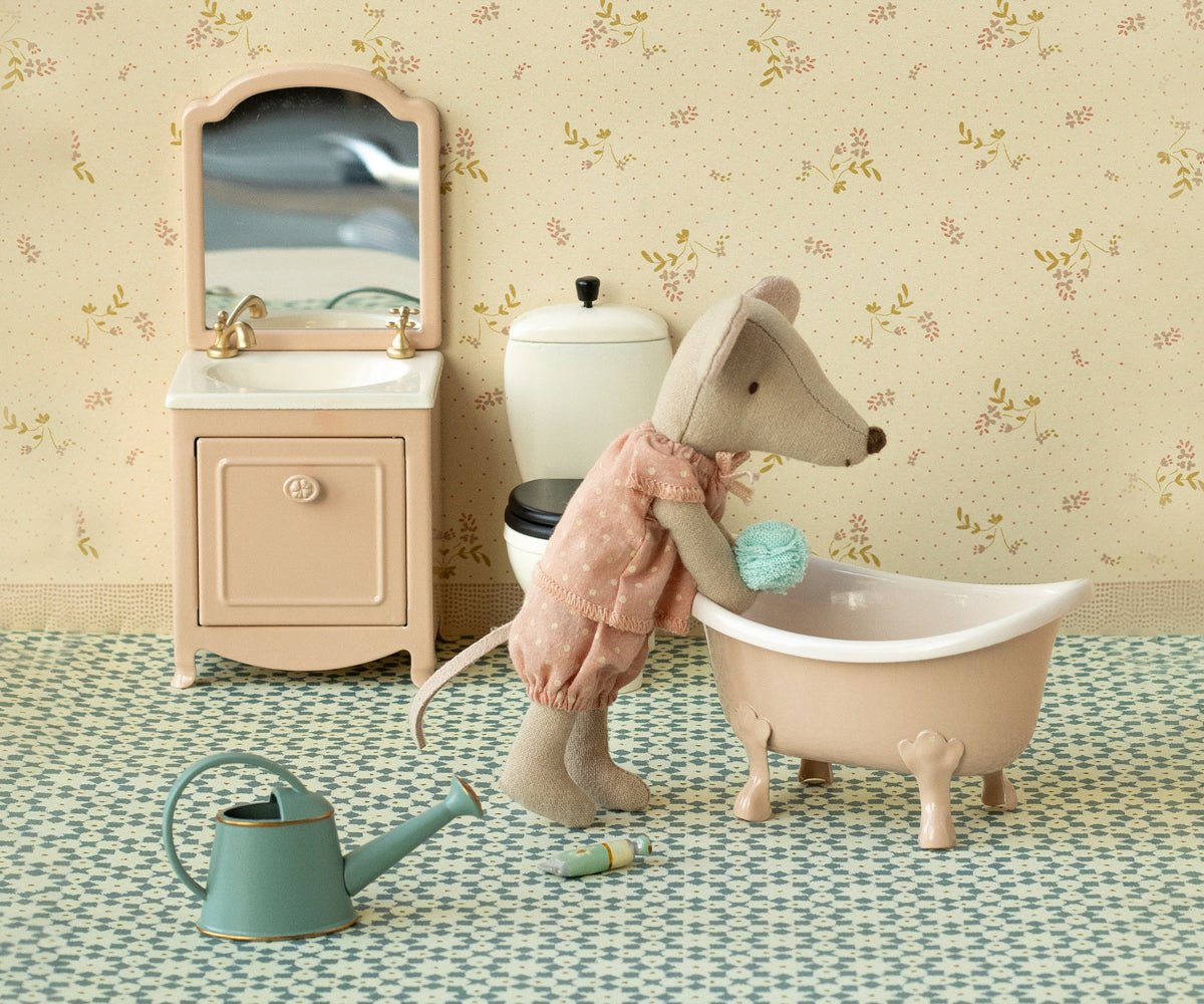 Maileg Big Sister Mouse in Matchbox — detail