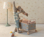 Maileg Bunny, Micro - Brown - Dusty Rose Knitted Suit — detail