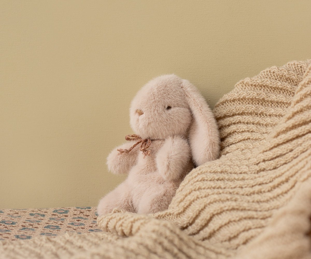 Maileg Bunny Plush, Mini - Light Powder — detail