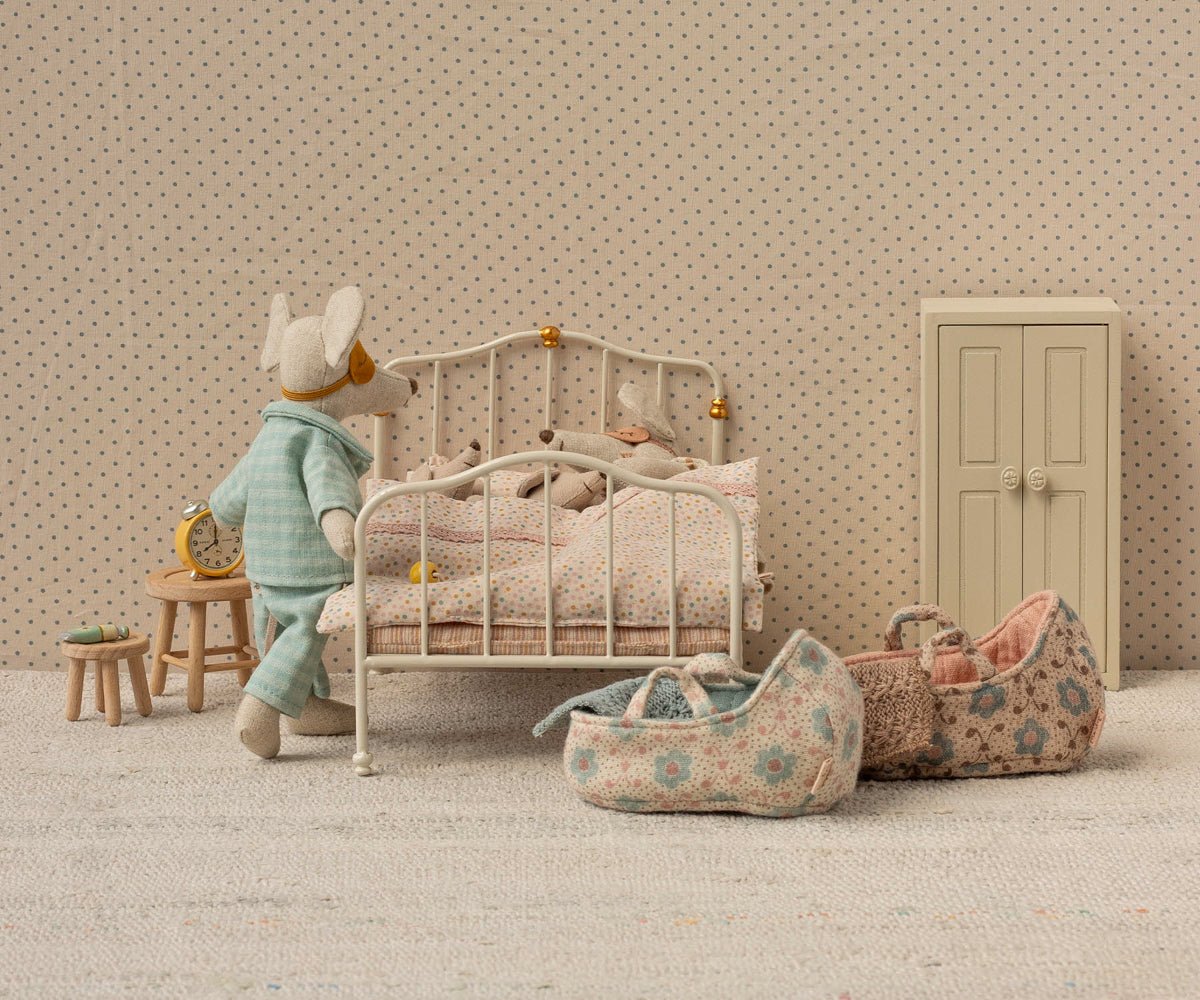 Maileg Carry Cot, Baby Mouse - Blue — detail