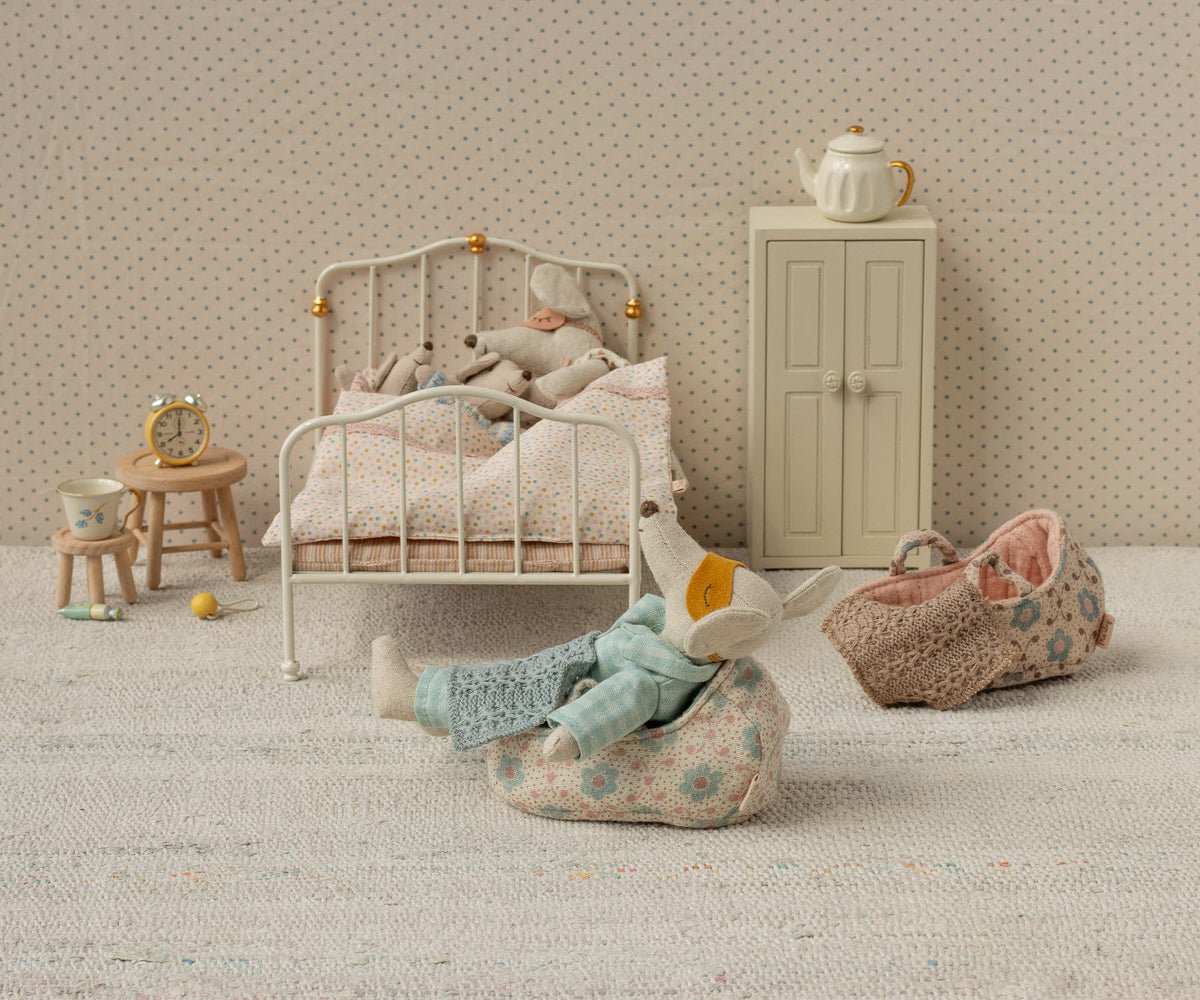 Maileg Carry Cot, Baby Mouse - Rose — detail