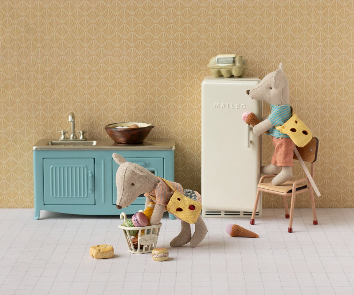 Maileg Kitchen, Mouse - Blue — in use