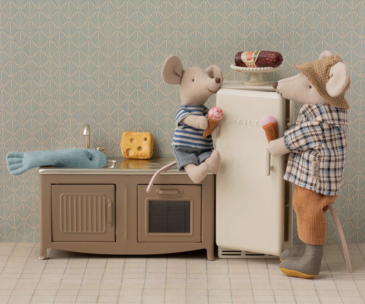 Maileg Metal Fridge, Mouse - Off White — detail