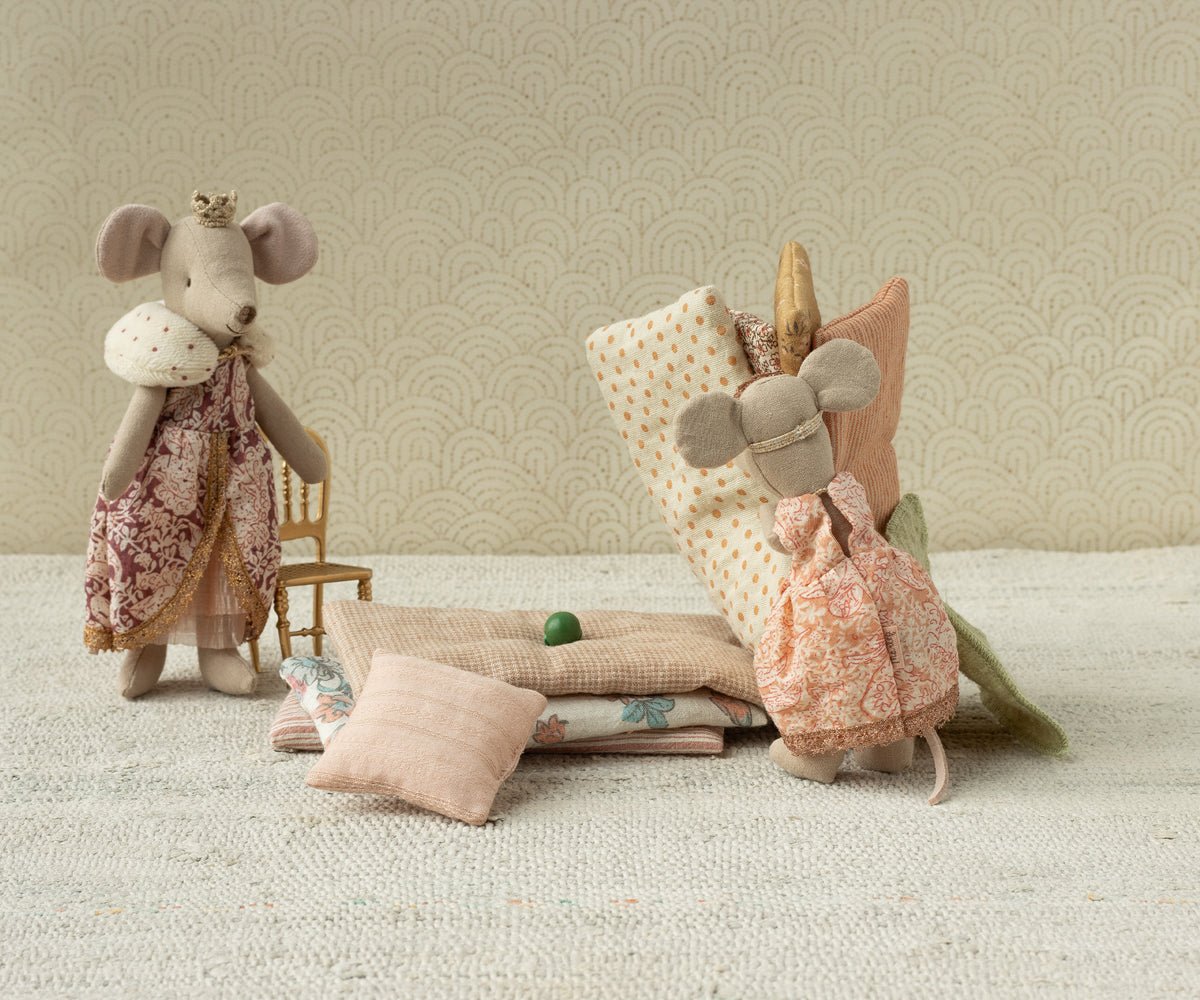 Maileg Princess and the Pea, Big Sister Mouse — detail