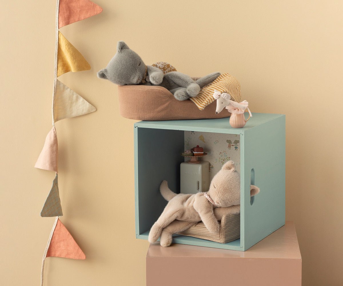 Maileg Sleeping Kitten Plush, Small - Cream Peach — detail