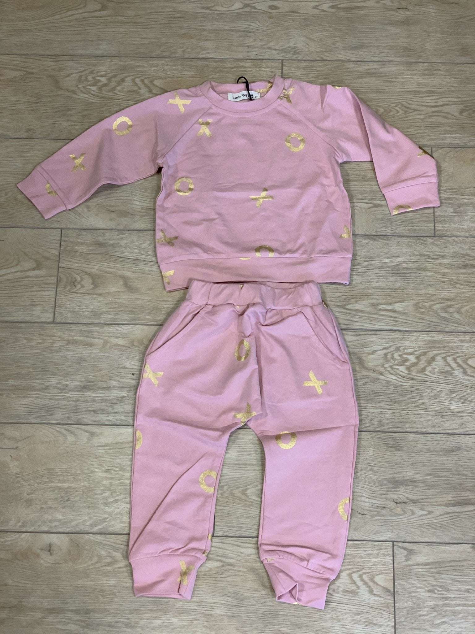 Doe a Dear Girls Pink and Gold Foil XO Sweatshirt and Joggers Set | HONEYPIEKIDS 